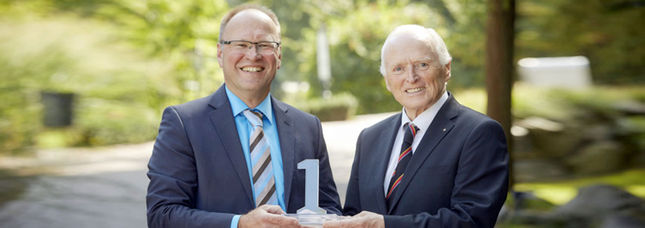 Logsites Campus News Special: Michael Doufrain (li.), Geschäftsführer Logistics Evolution GmbH und Logsites Campus Dozent erhält von Thomas Class (re.), Veranstalter des Badischen Industrietages den Innovationspreis 2016 in der Kategorie Dienstleistungen.